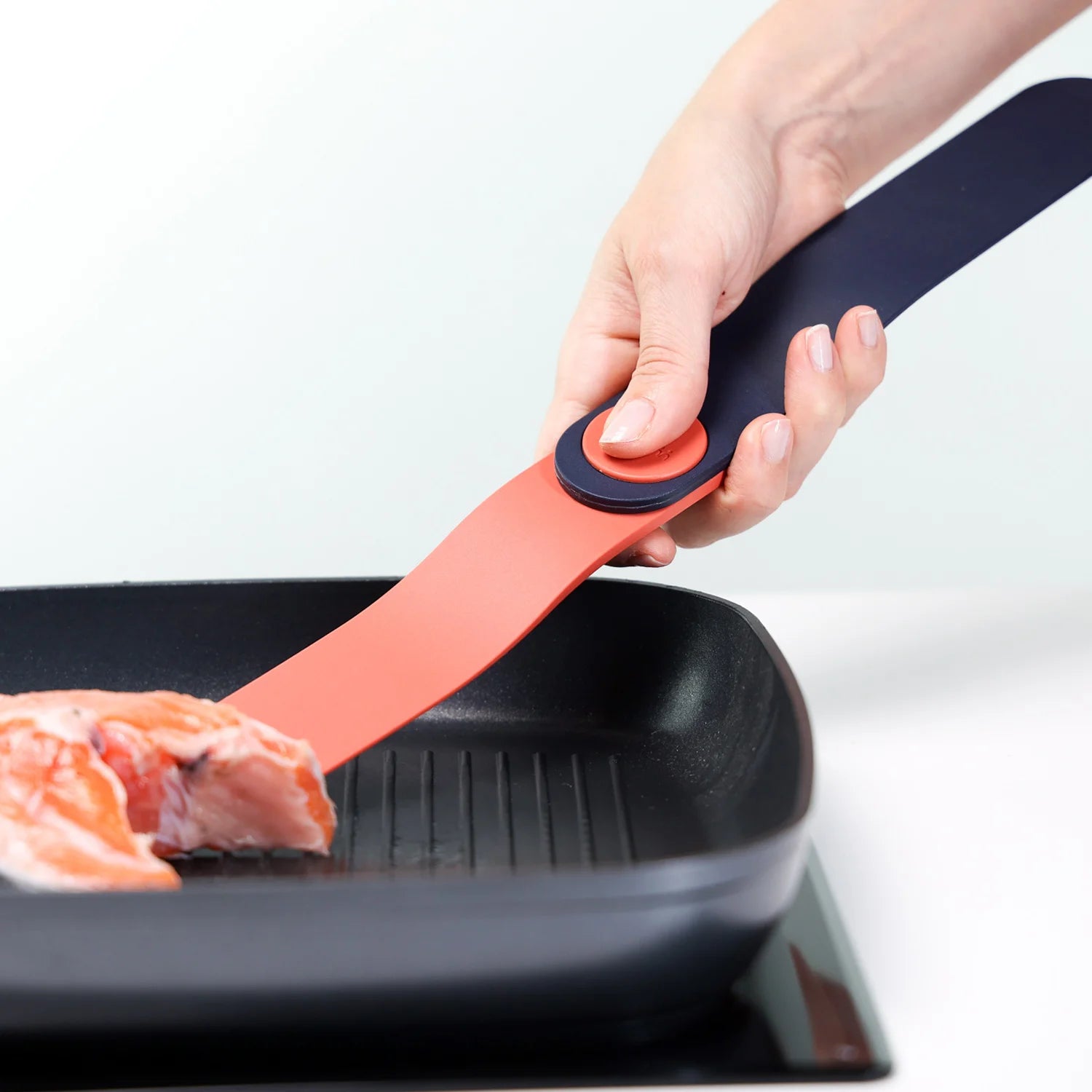 Twist – Tongs and Spatula in One Product
