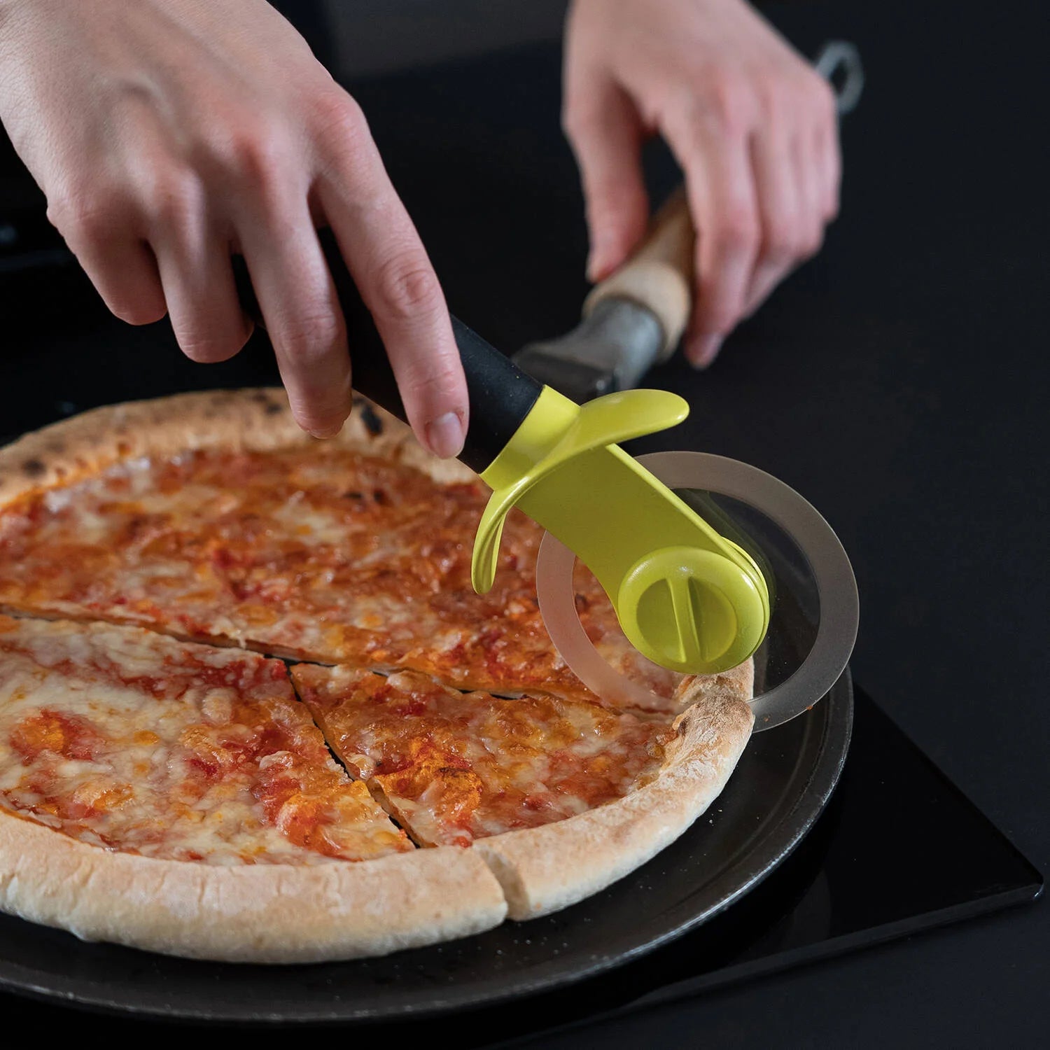 WILLY – Pizza Cutter Wheel with Ergonomic Handle